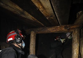 Brigadistas realizando un entrenamiento en el pozo Fondón