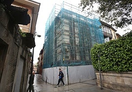 El edificio, en la esquina de la calle San Antonio, permanece andamiado desde 2021.