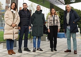 El alcalde, en el centro, en el nuevo intercambiador de Lugones.