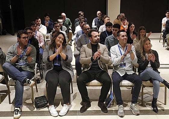 El presidente del PP regional, Álvaro Queipo, junto a representantes de Nuevas Generaciones.
