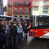 Óliver Sánchez, del colegio público La Escuelona, desvela el nombre del autobús 'Manzanín'.