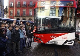 Óliver Sánchez, del colegio público La Escuelona, desvela el nombre del autobús 'Manzanín'.