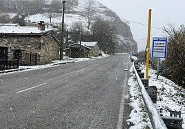 La nieve dificulta el tráfico en Asturias: cadenas en cinco puertos de montaña aunque Pajares ya ha reabierto el tráfico a camiones