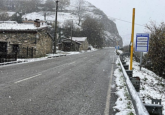 La nieve dificulta el tráfico en Asturias: cadenas en cinco puertos de montaña aunque Pajares ya ha reabierto el tráfico a camiones