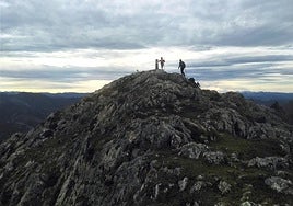 El pico Trigueiro, en los altos de la Sierra de Peñamayor: una de las rutas sugeridas para las caminatas pre-invernales.
