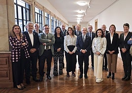 De izquierda a derecha, Cristina Fanjul, Santiago García Granda, Nicolás de Abajo, Juan Vázquez, Irene Díaz, Ladislao de Arriba Azcona, Yolanda Martínez Bajo, Javier Sáenz de Jubera, Ignacio Villaverde, José Miguel Arias, Flor Álvarez, Juan Sebastián López Arranz, Eva Pando, Susana Luque y Ángel Espiniella.