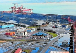 Panorámica de la terminal de graneles sólidos de El Musel, donde opera la EBHI.