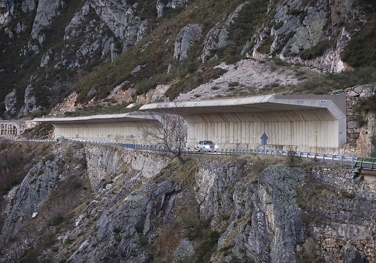 Las dos viseras antialudes actuales, ubicadas en la zona alta de ascenso al puerto de San Isidro