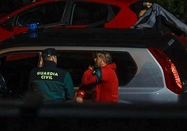 Agentes de la Guardia Civil, en el lugar del accidente.