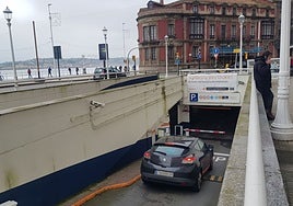 Un coche accede al aparcamiento subterráneo del Náutico.