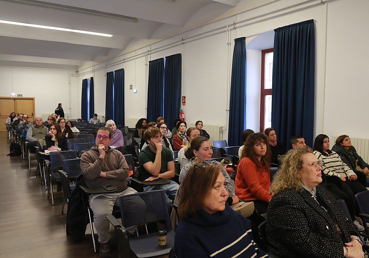 Imagen principal - En la foto superior, el público asistente a las jornadas. En la segunda, los poster sobre las sufragistas. Finalmente, las frases de personajes históricos sobre la mujer.