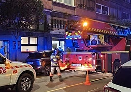 Efectivos de Bomberos trabajan en el edificio afectado.