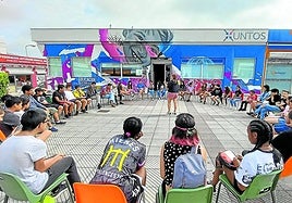 Un grupo de niños, niñas y adolescentes participan en una de las actividades del programa socioeducativo 'Xuntos' en Oviedo.