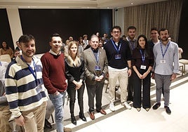Alfredo Canteli, en el centro, con los representantes de Nuevas Generaciones.
