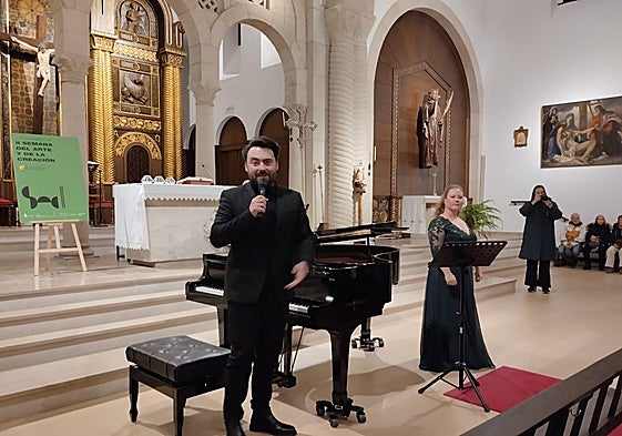 Marcos Suárez y Cristina Van Roy, en el concierto ofrecido en la iglesia San Julián de Somió.
