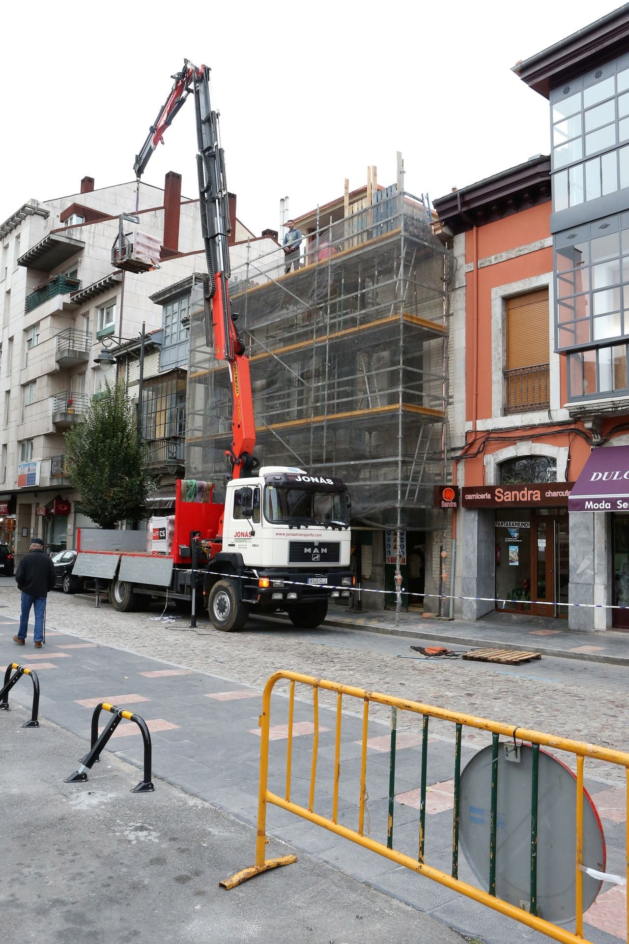 Mejora de una fachada en el centro urbano de La Pola