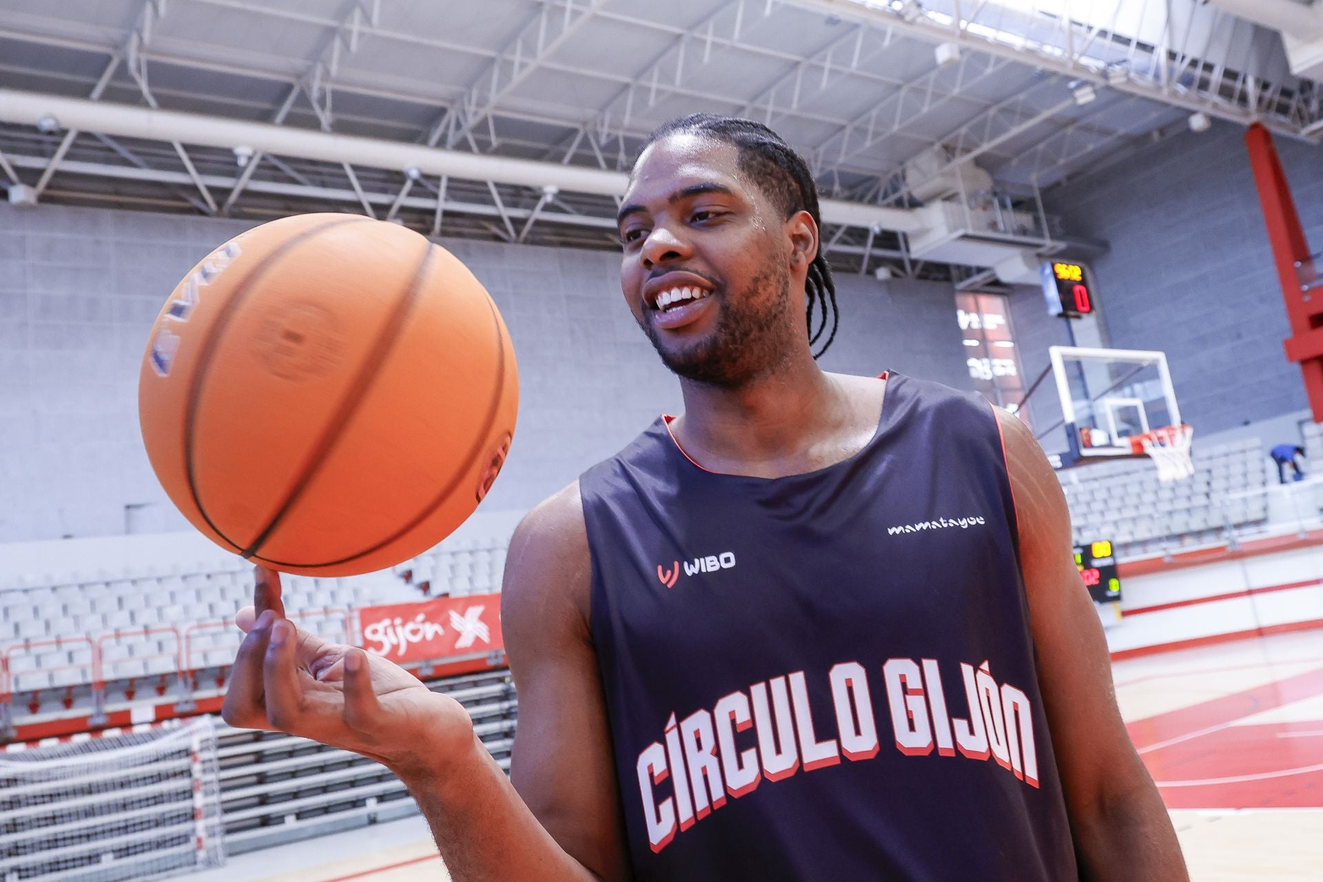 El último fichaje del Círculo, Imru Duje, juega con un balón durante un entrenamiento ya en Gijón.