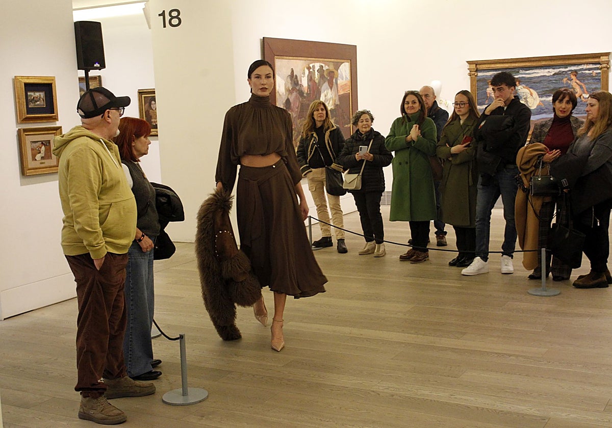 Un instante del desfile en el Museo de Bellas Artes de Asturias.