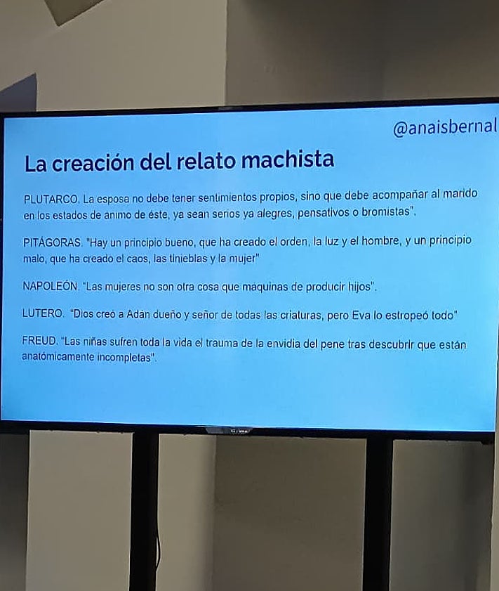 Imagen secundaria 2 - En la foto superior, el público asistente a las jornadas. En la segunda, los poster sobre las sufragistas. Finalmente, las frases de personajes históricos sobre la mujer.