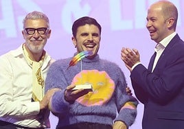 Rodrigo Cuevas recibe su Premio Pluma.