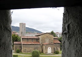 San Julián de los Prados, desde el otro lado del Bulevar.