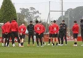 Borja Jiménez, hablando con sus futbolistas en el campo número 2 de Mareo.