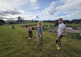 Sonia Fernández y Juan Manuel Blanco, sobre el tejado de las casas 'hobbit'.