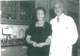 Carmen y Severo Ochoa en el laboratorio de la Universidad de Nueva York.