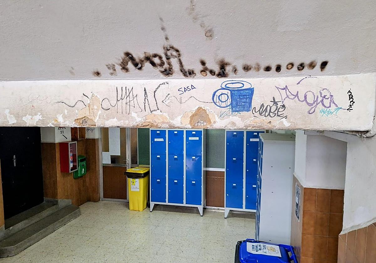 Desconchones y pintadas en el techo de uno de los pasillos del centro.