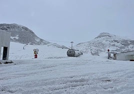La estación invernal de Valgrande-Pajares con los primeros copos de nieve en sus pistas
