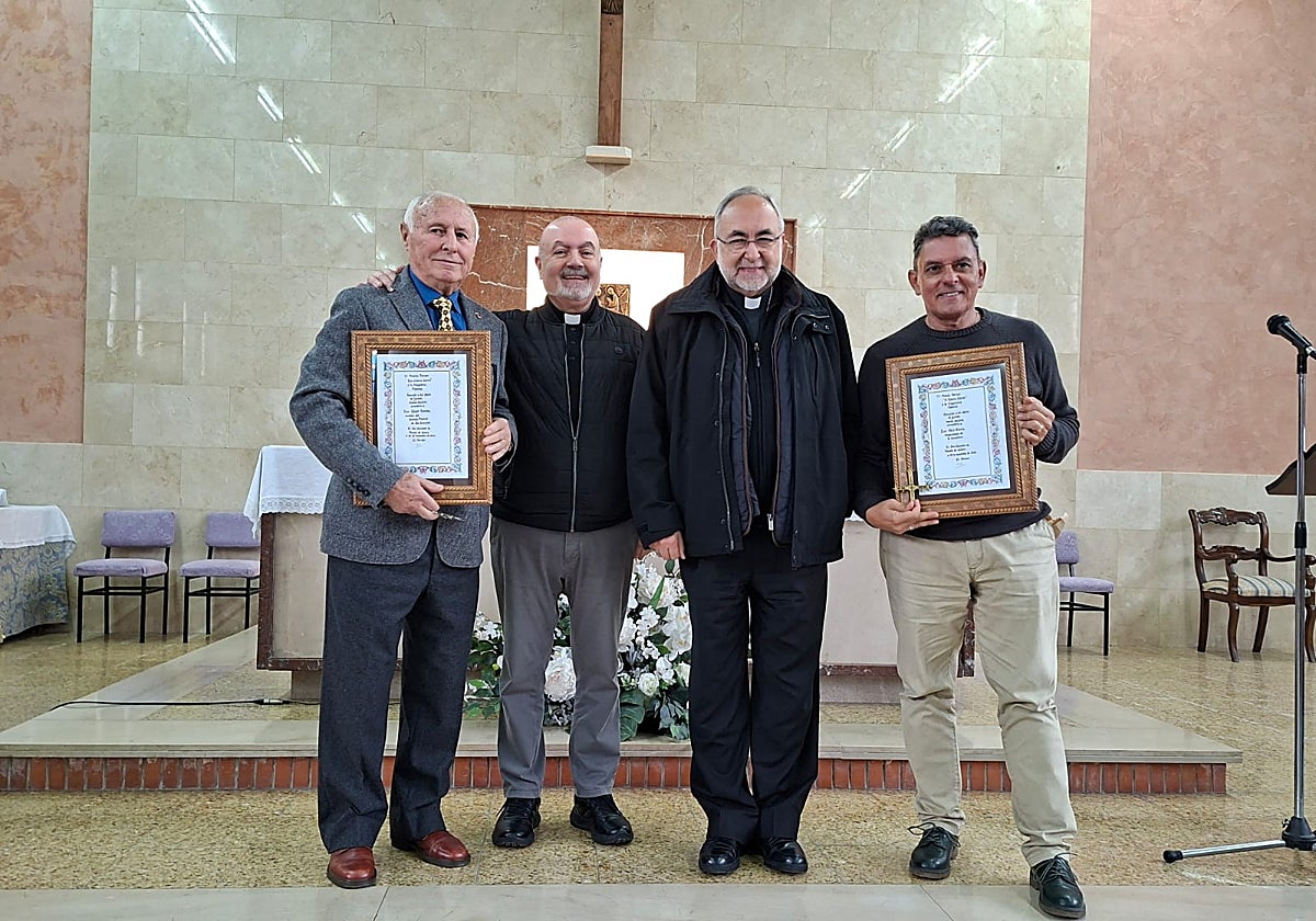 Los galardonados junto al arzobispo