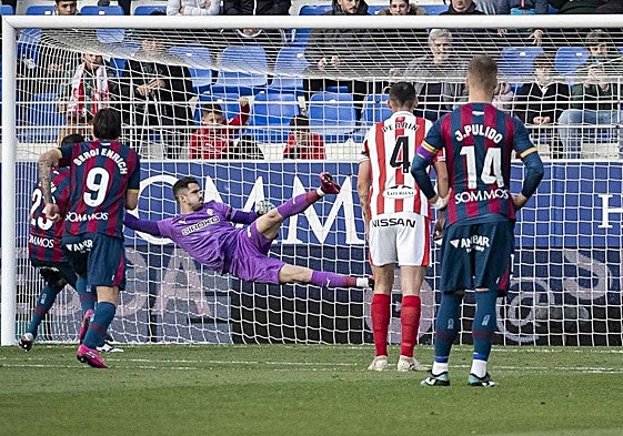 Yáñez tratando de parar el primero de los penaltis del Huesca, que finalmente fue gol de Sielva.