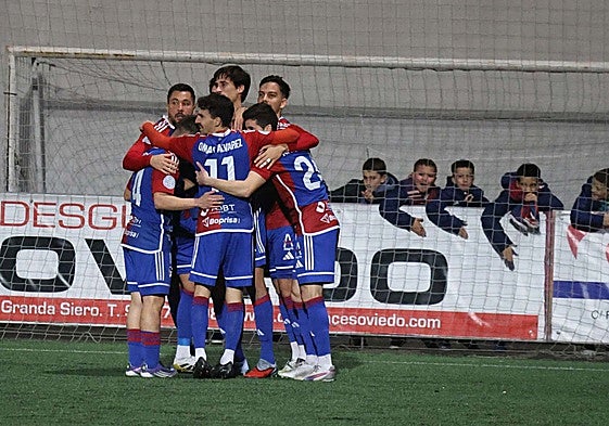 Los jugadores del Langreo celebran uno de sus goles.