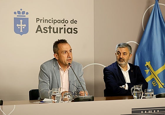 El consejero de Ordenación y líder de IU, Ovidio Zapico, y el consejero de Medio Ambiente y presidente de Cogersa, Alejandro Calvo, en una comparecencia de 2024.