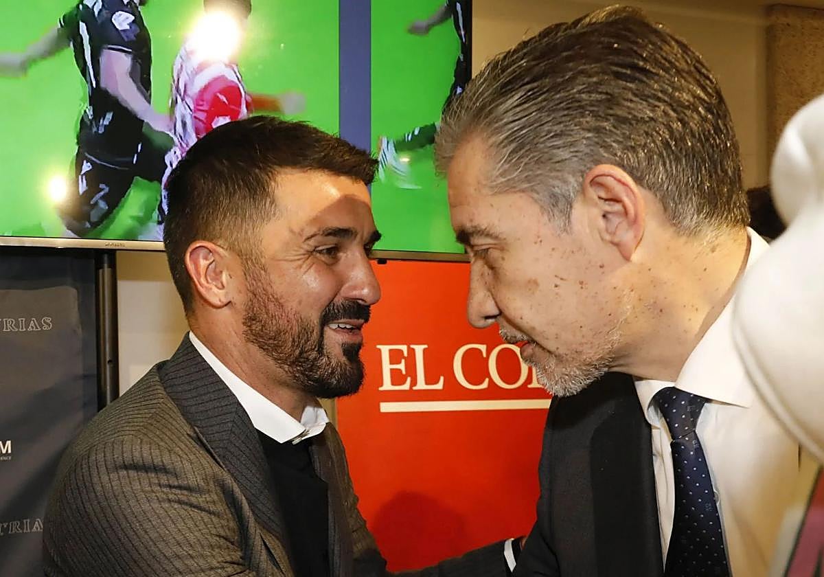 David Villa y Martín Peláez, presidente del Real Oviedo, se saludan durante el acto de los Premios Quini.