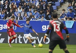 Jugada del partido entre el Real Oviedo y el Rayo Vallecano en el Tartiere.