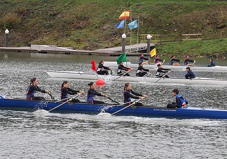 Varias yolas de categoría femenina durante el transcurso de una de las pruebas en el embalse de Trasona.