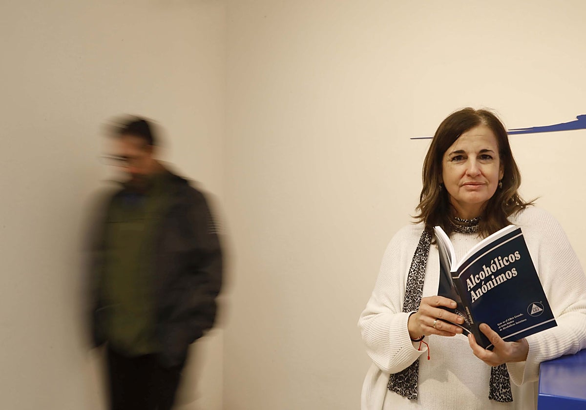 La concejala de Ciudad Saludable de Avilés, Ana Suárez Guerra, junto a un integrante de Alcohólicos Anónimos.