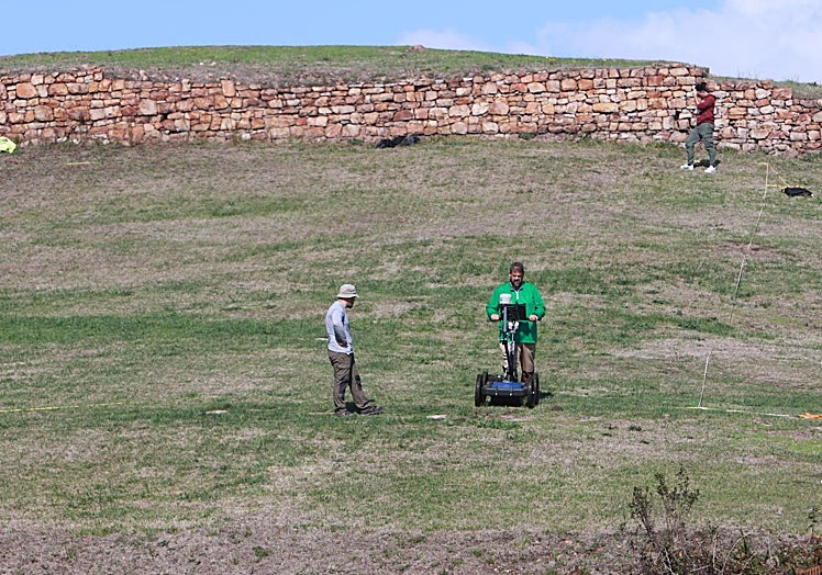Realización de estudios geofísicos en la zona de la muralla, este verano.