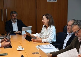 El consejero de Medio Ambiente y presidente de Cogersa, Alejandro Calvo, atendiendo las explicaciones de la gerente del ente, Paz Orviz, en un consejo de administración de octubre.