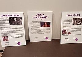 Tres de los 18 paneles que componen la exposición 'Gijón con ojos de mujer', en Contrueces.