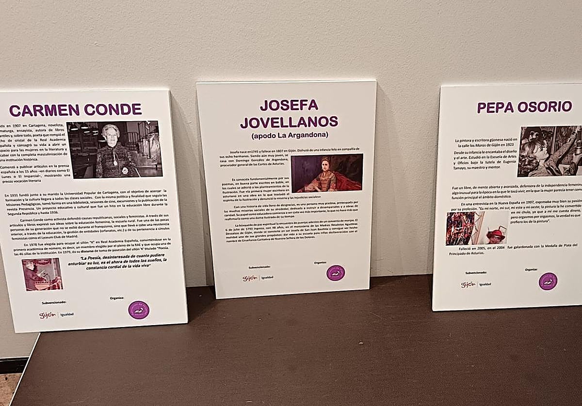 Tres de los 18 paneles que componen la exposición 'Gijón con ojos de mujer', en Contrueces.
