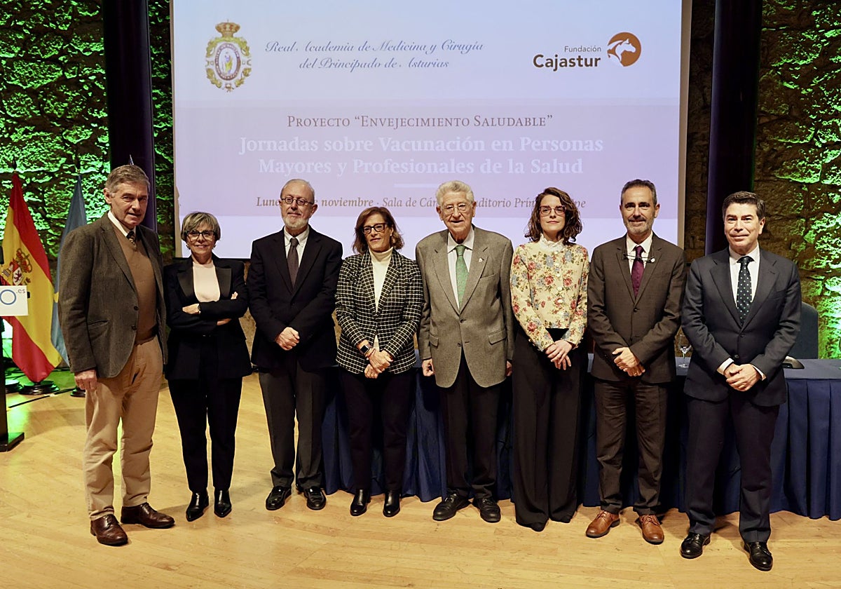 Expertos participantes en las jornadas sobre vacunación organizadas este lunes por la Academia de Medicina de Asturias.
