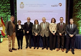 Expertos participantes en las jornadas sobre vacunación organizadas este lunes por la Academia de Medicina de Asturias.