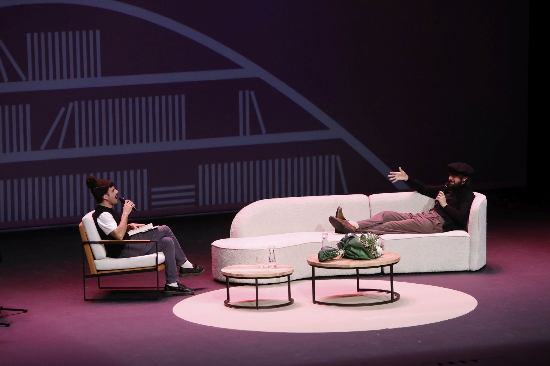 Rodrigo Cuevas y David Uclés protagonizaron el Ciclo de la Palabra en el Centro Niemeyer