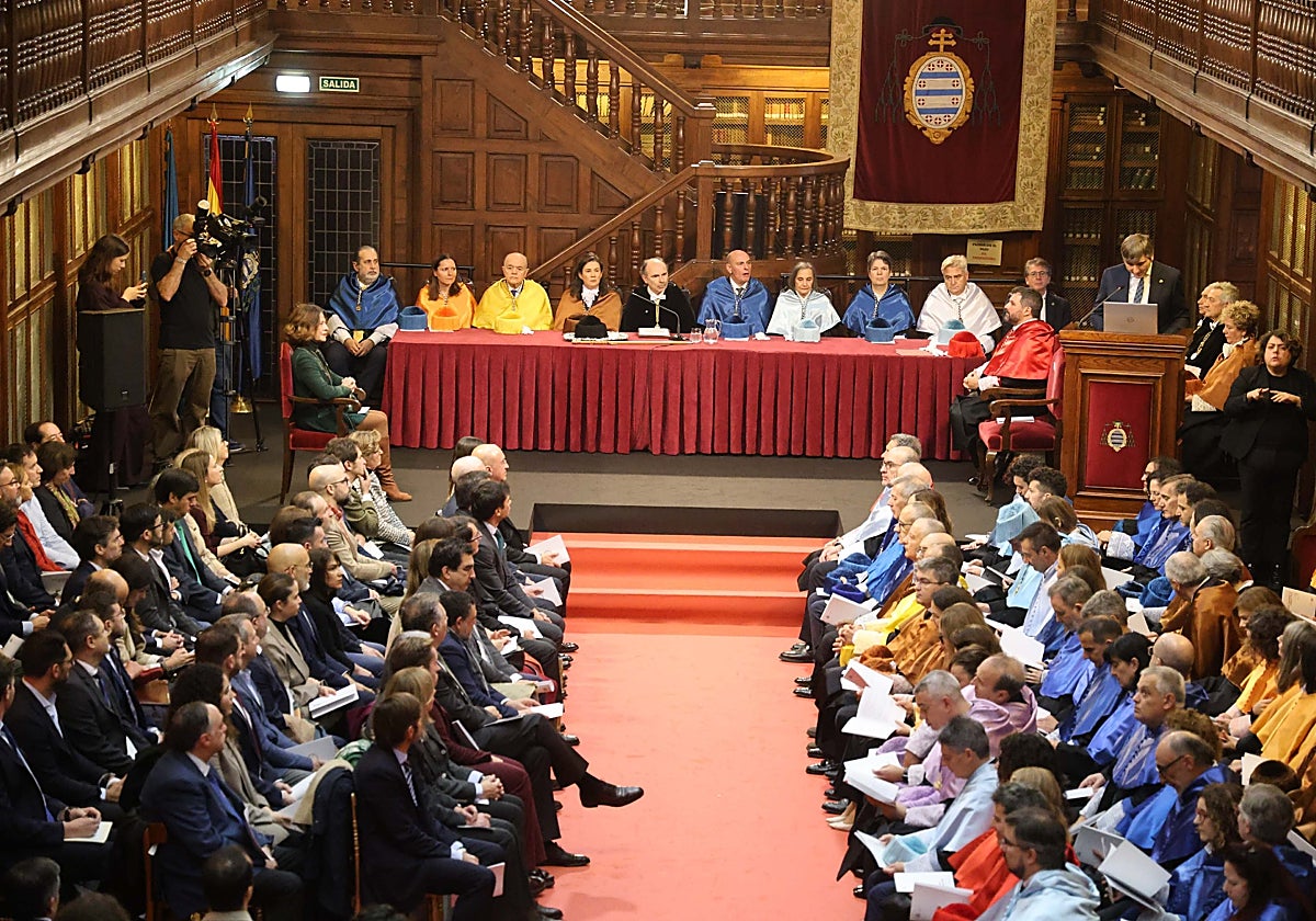 Alfonso Palacio pronuncia su conferencia ante el equipo rectoral, los patrocinadores y los miembros de a comunidad universitaria.