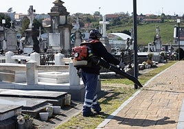 Imagen de archivo de un operario llevando a cabo labores de limpieza en el cementerio de La Carriona en Avilés.