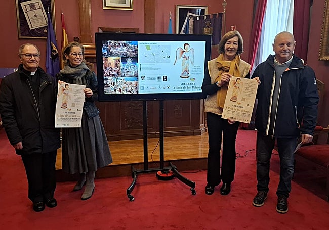 El arcipreste de Villaviciosa, Jesús García; la directora gerente de la Fundación José Cardín, Enriqueta de Valdés; la edil de Cultura, Reyes Ugalde, y Luis Fernández, de la Cofradía de Jesús Nazareno.