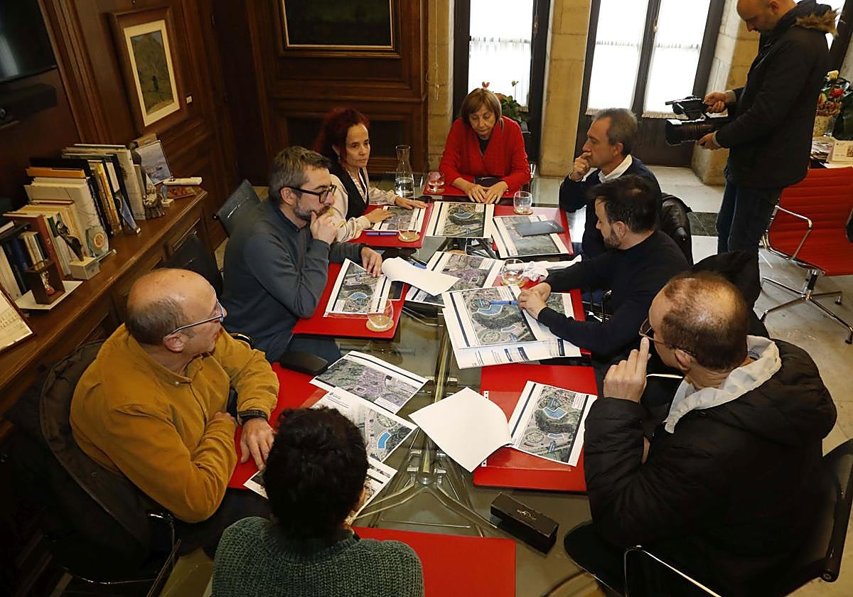 El consejero y el director general de Vivienda presenta el proyecto a la alcaldesa de Avilés y parte de su equipo de gobierno.