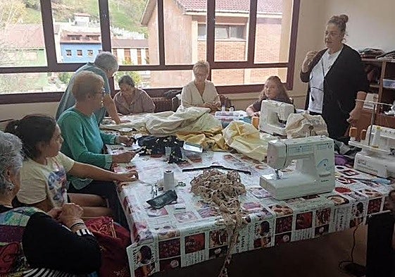 Los vecinos de Riosa elaborando los primeros atuendos